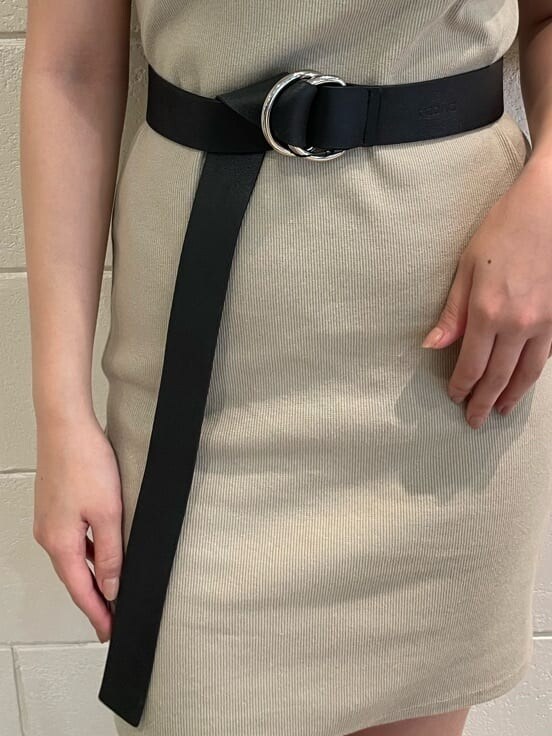 ホワイト系のサンダル、グレー系のワンピース、ブラック系のベルトを着用したレディースの春コーディネートの5枚目の写真