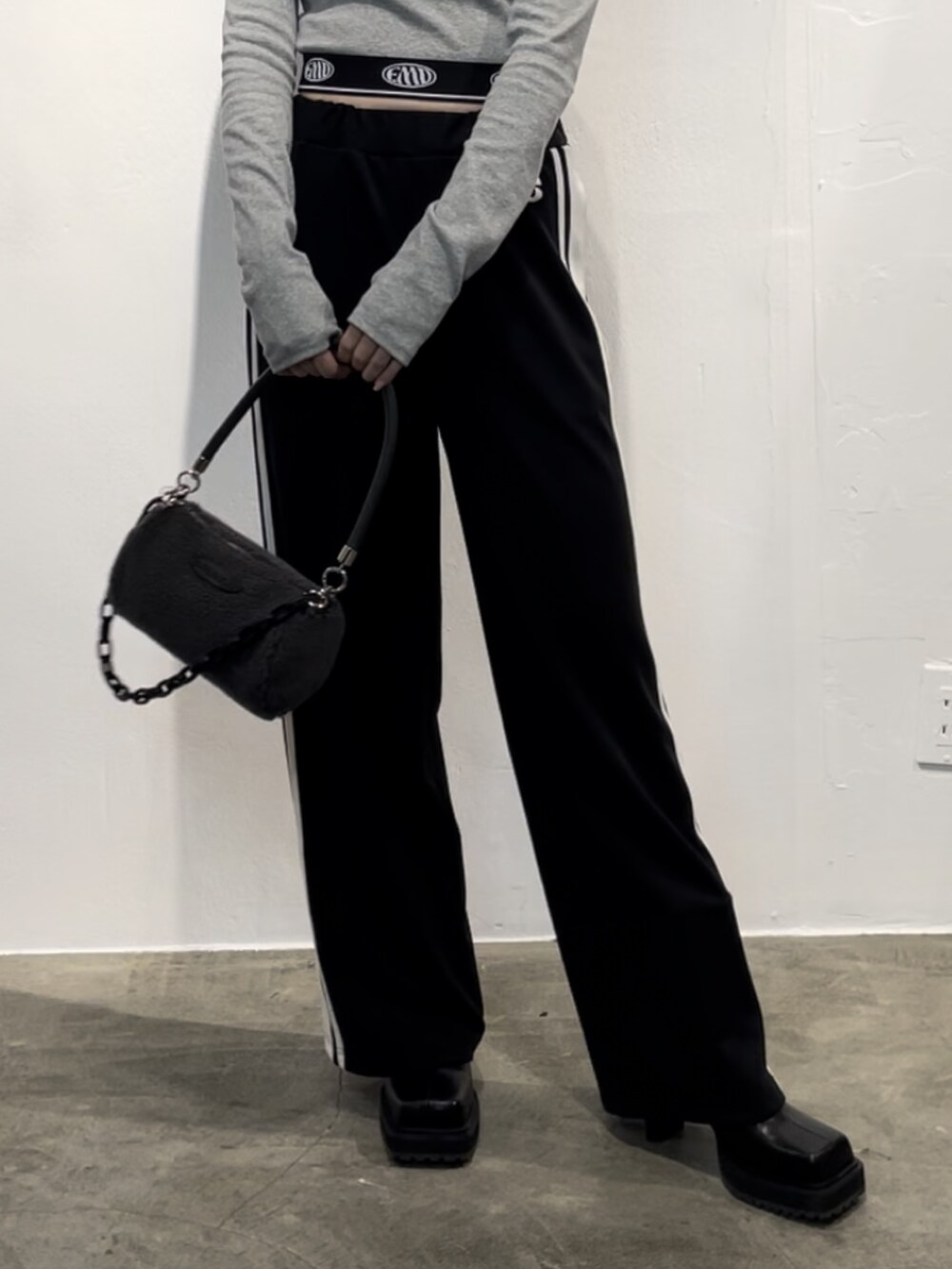 グレー系のTシャツ/カットソー、ブラック系のその他パンツ、ブラック系のブーツを着用したレディースの夏コーディネートの3枚目の写真