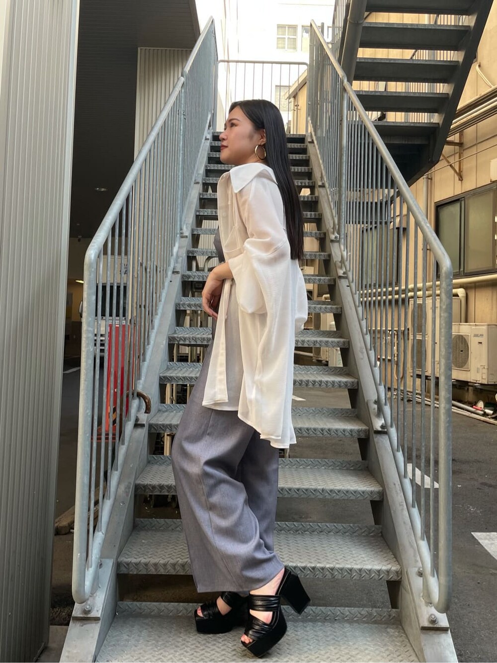 グレー系のつなぎ/オールインワン、ブラック系のサンダル、ゴールド系のネックレスを着用したレディースの夏コーディネートの2枚目の写真