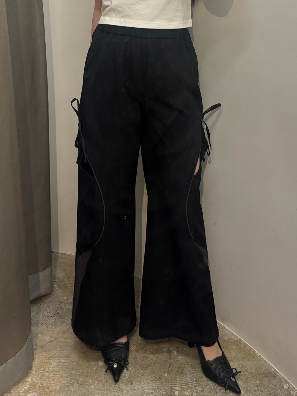 ホワイト系のパンプス、ブラック系のその他パンツ、ホワイト系のTシャツ/カットソーを着用したレディースの夏コーディネートの3枚目の写真