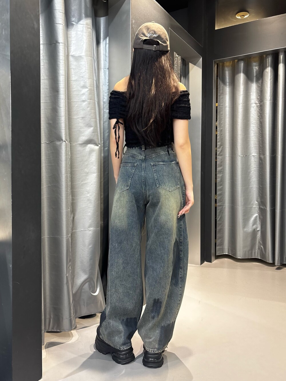 ブラック系のスニーカー、ブルー系のデニムパンツ、ブラック系のTシャツ/カットソーを着用したレディースの夏コーディネートの3枚目の写真