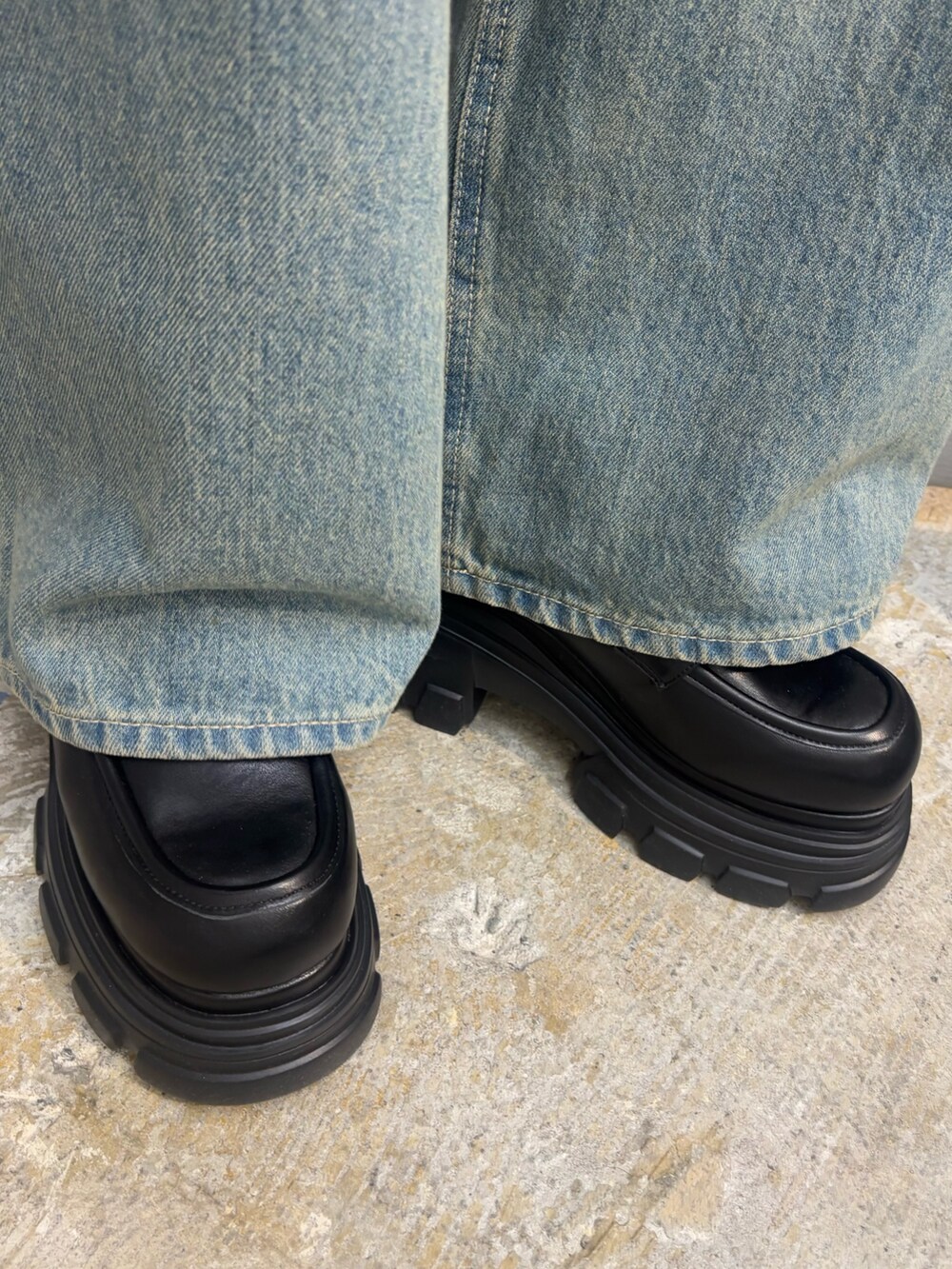 ブラック系のローファー、ブルー系のデニムパンツ、レッド系のTシャツ/カットソーを着用したレディースの春コーディネートの7枚目の写真