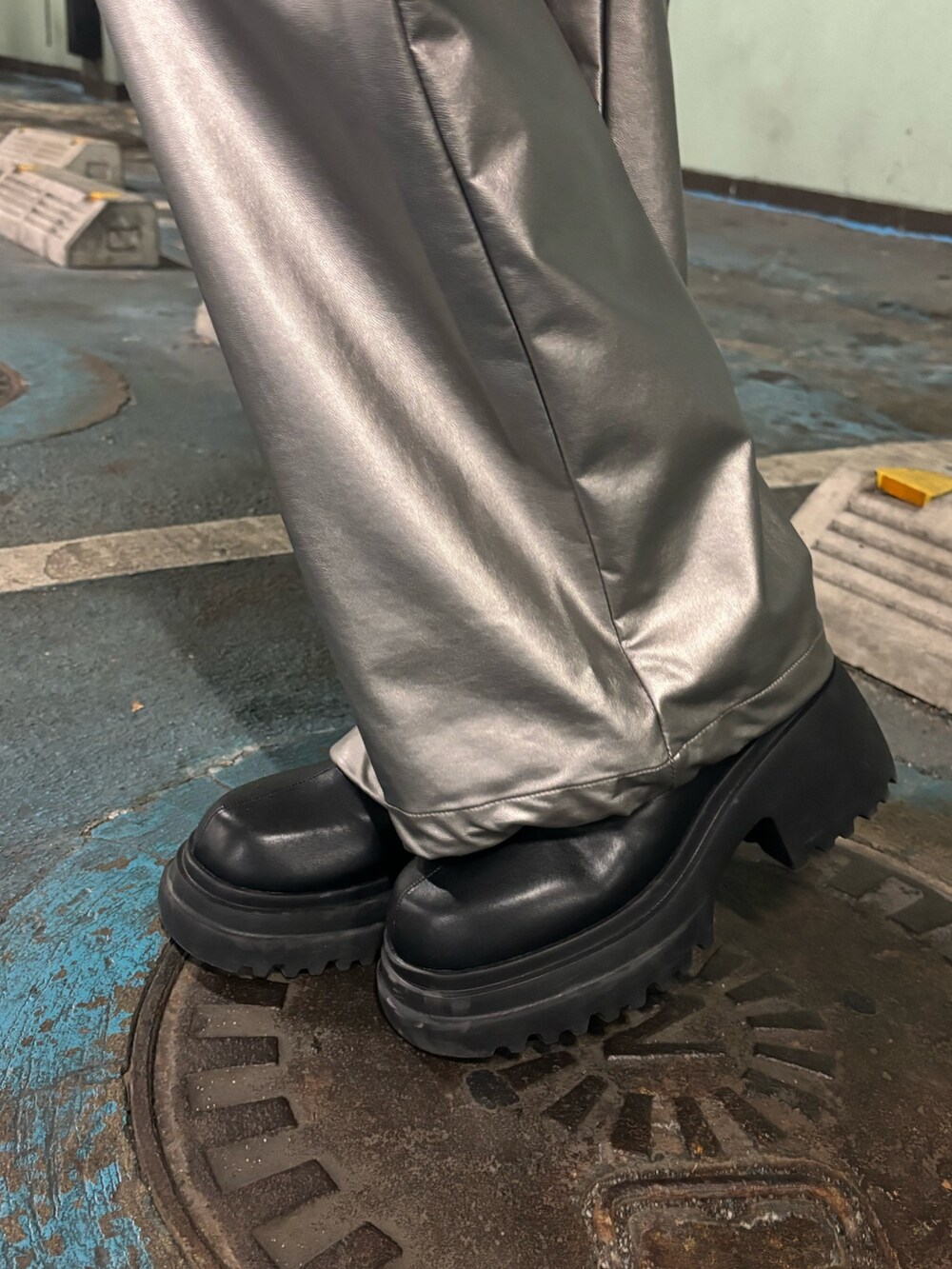 シルバー系のその他パンツ、ブラック系のニット/セーター、ブラック系のスニーカーを着用したレディースの冬コーディネートの7枚目の写真