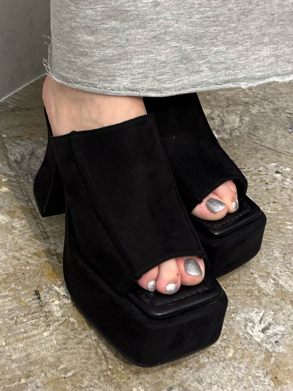 ブラック系のサンダル、ブラック系のTシャツ/カットソー、ブラック系のスカートを着用したレディースの夏コーディネートの5枚目の写真