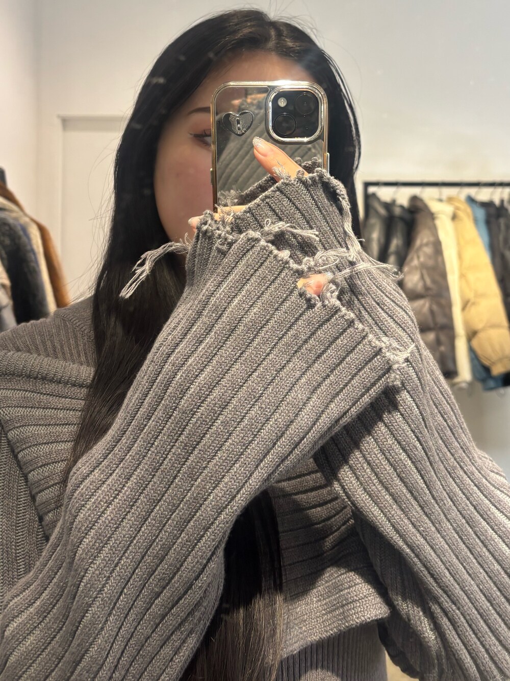 ブラック系のブーツ、グレー系のワンピースを着用したレディースの冬コーディネートの6枚目の写真