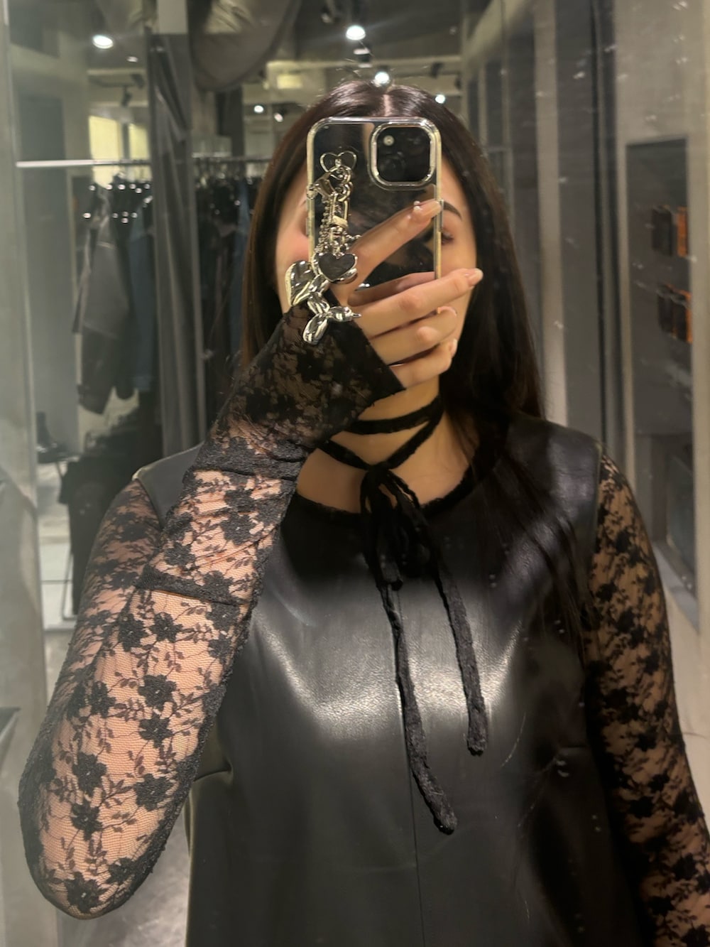 ブラック系のブーツ、ブラック系のワンピースを着用したレディースの秋コーディネートの5枚目の写真