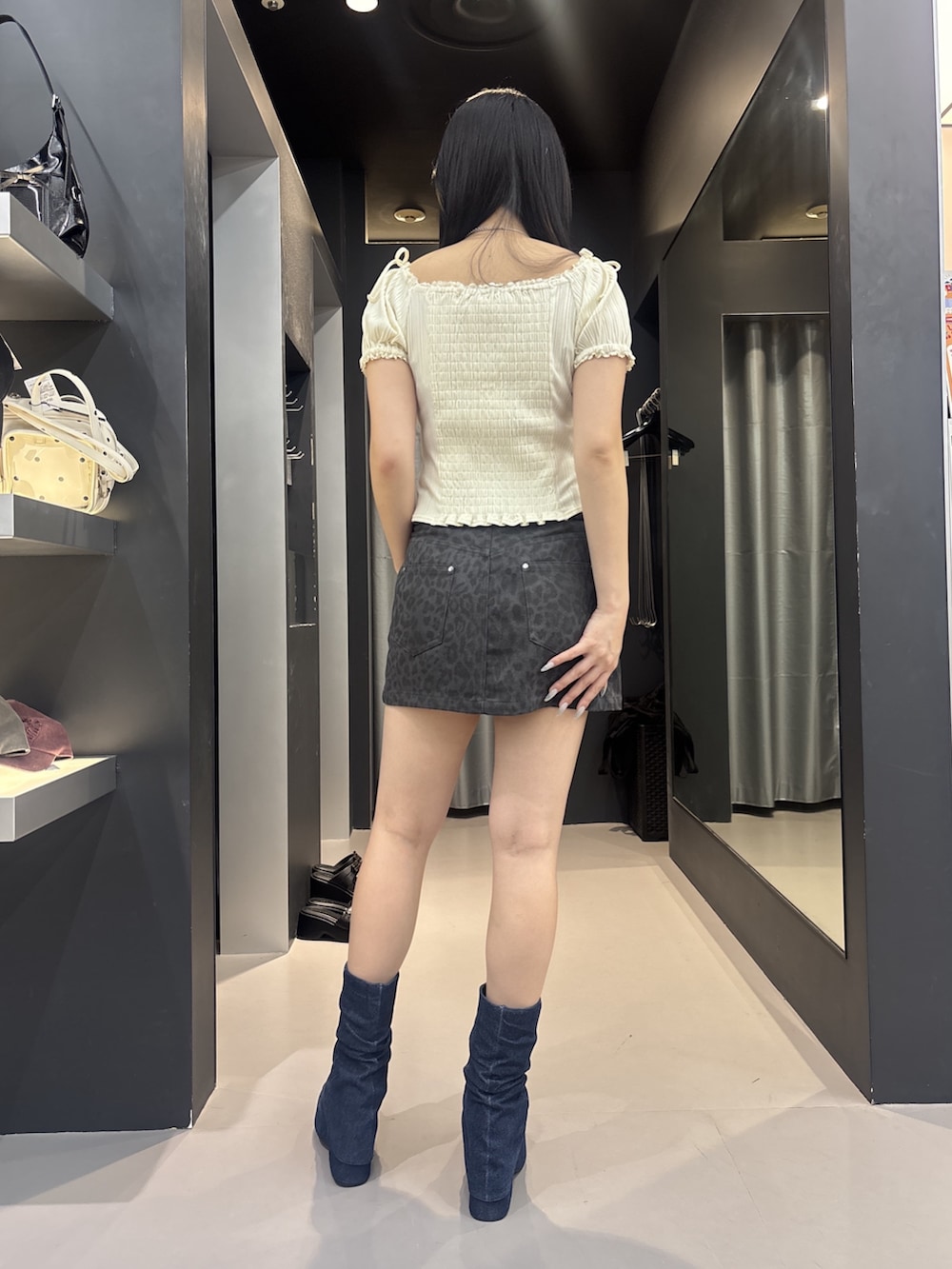 ブラック系のサンダル、グレー系のスカート、その他のTシャツ/カットソーを着用したレディースの夏コーディネートの2枚目の写真