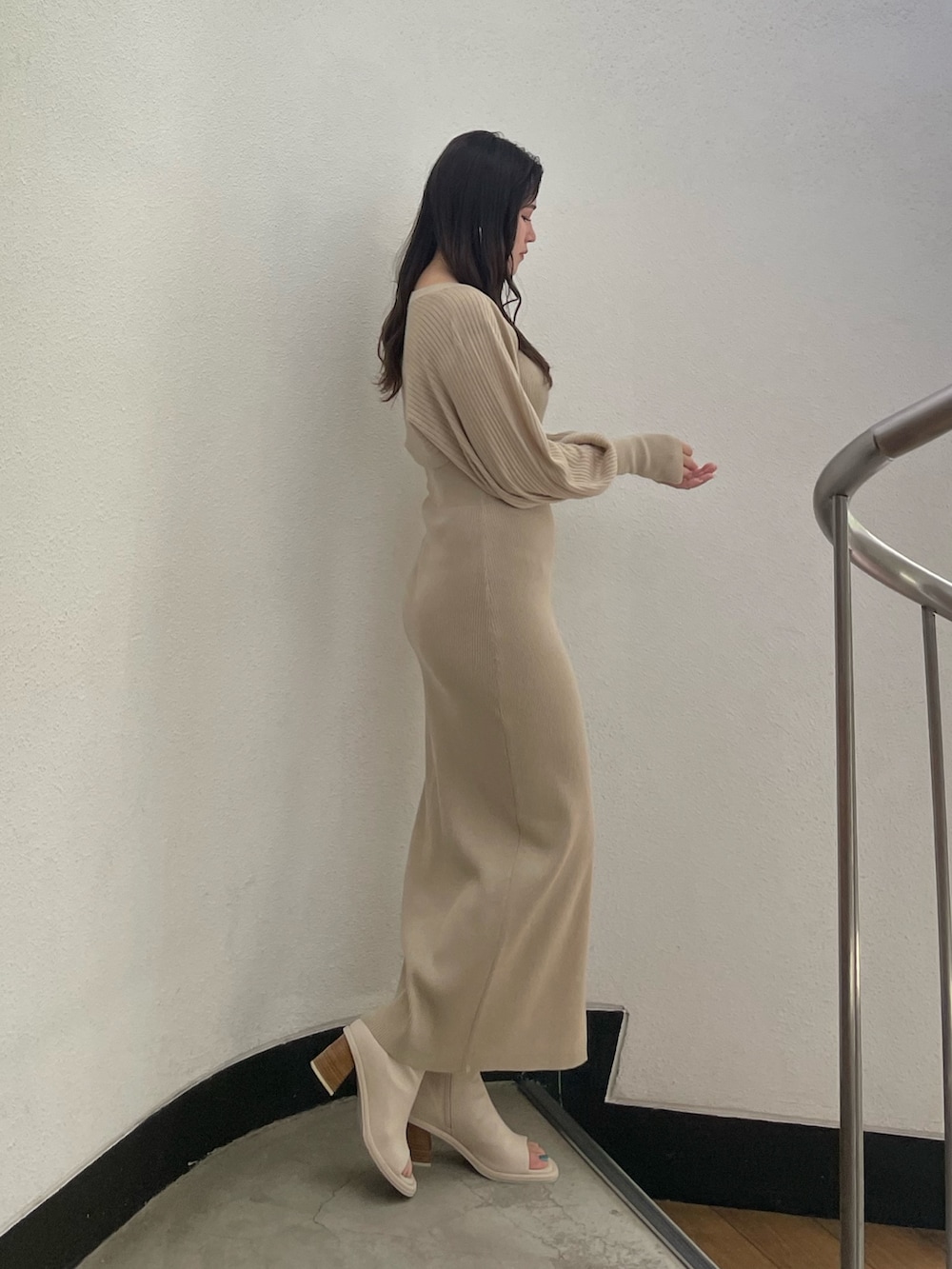 ベージュ系のワンピース、ホワイト系のブーツを着用したレディースの夏コーディネートの2枚目の写真