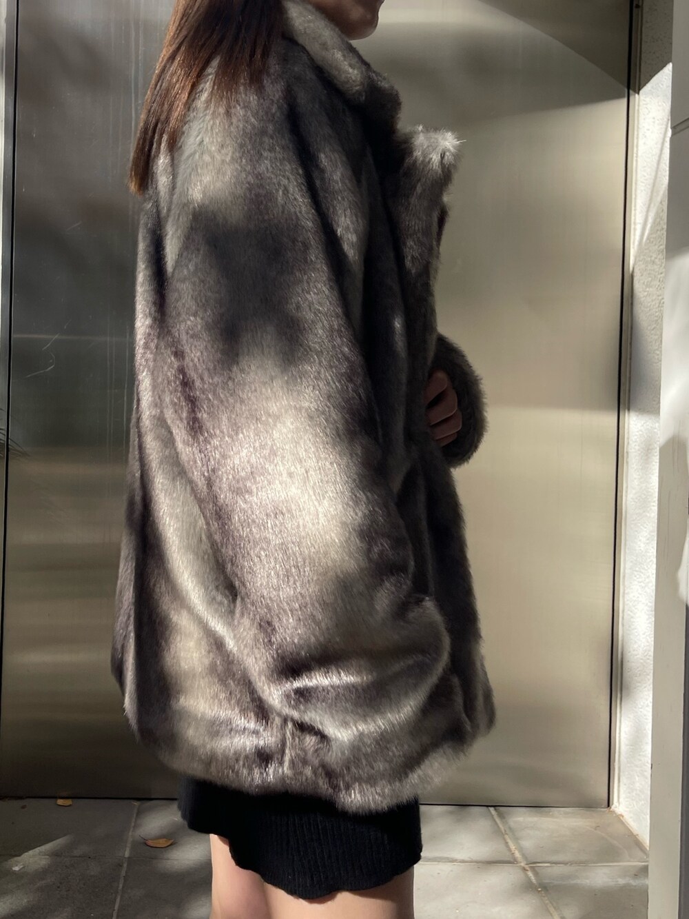 グレー系のその他アウター、ブラック系のワンピース、ブラック系のブーツを着用したレディースの秋コーディネートの5枚目の写真