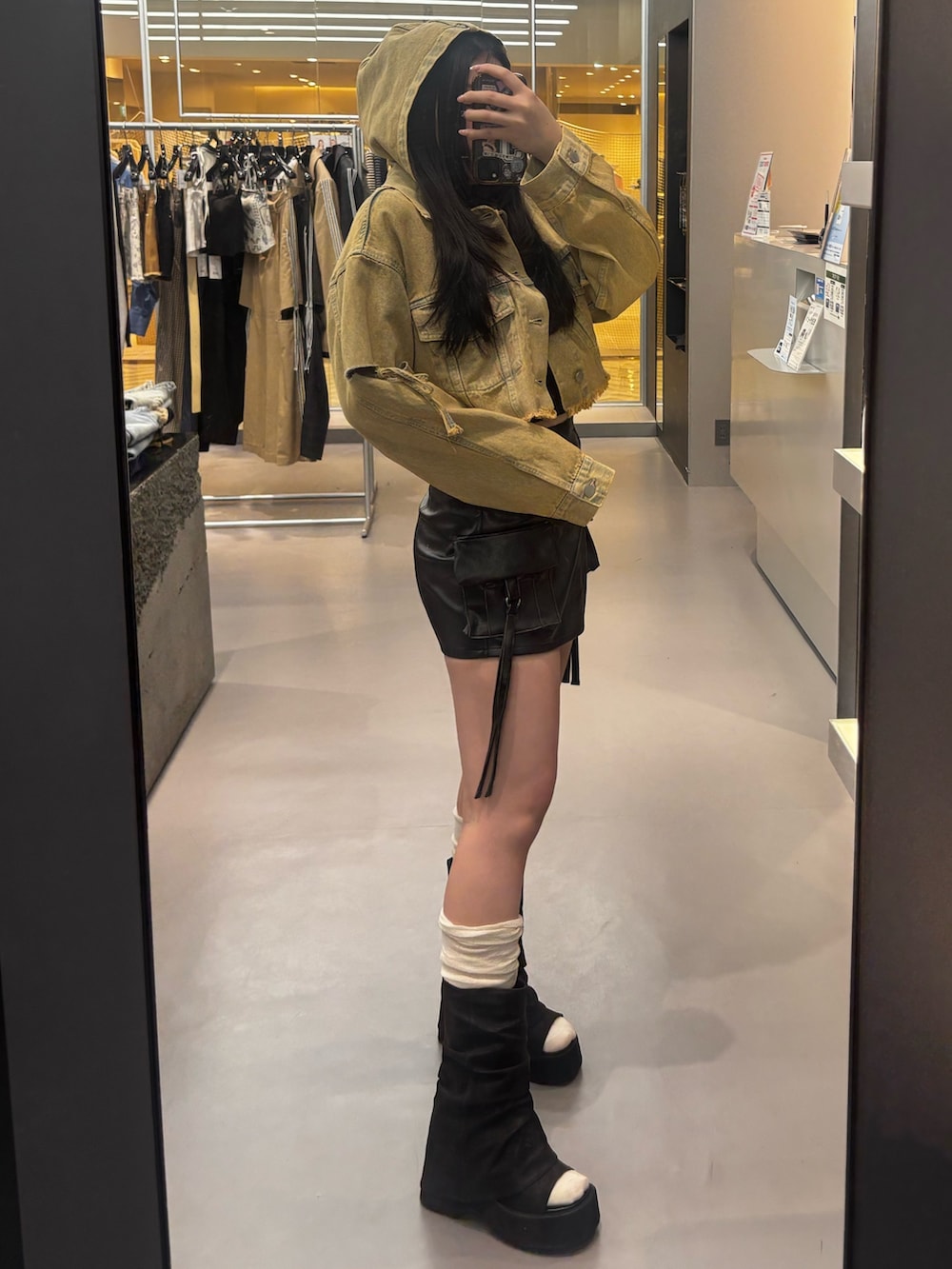 ブラック系のサンダル、ブラック系のその他パンツ、ベージュ系のデニムジャケットを着用したレディースの春コーディネートの2枚目の写真