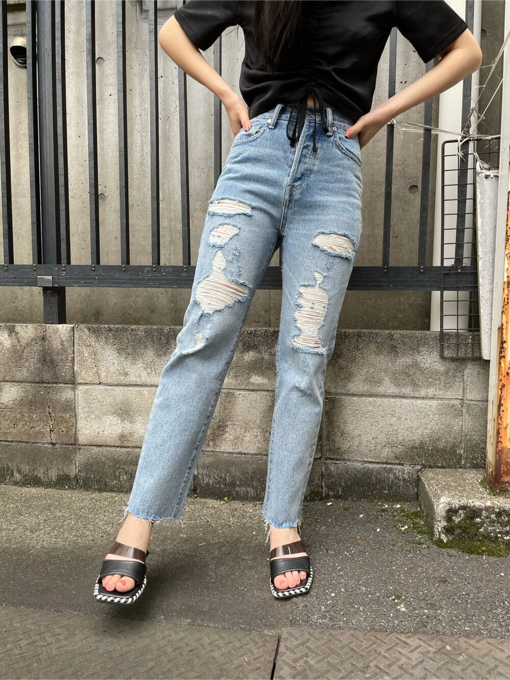 ブラック系のTシャツ/カットソー、ブルー系のデニムパンツ、ブラック系のその他シューズを着用したレディースの夏コーディネートの5枚目の写真