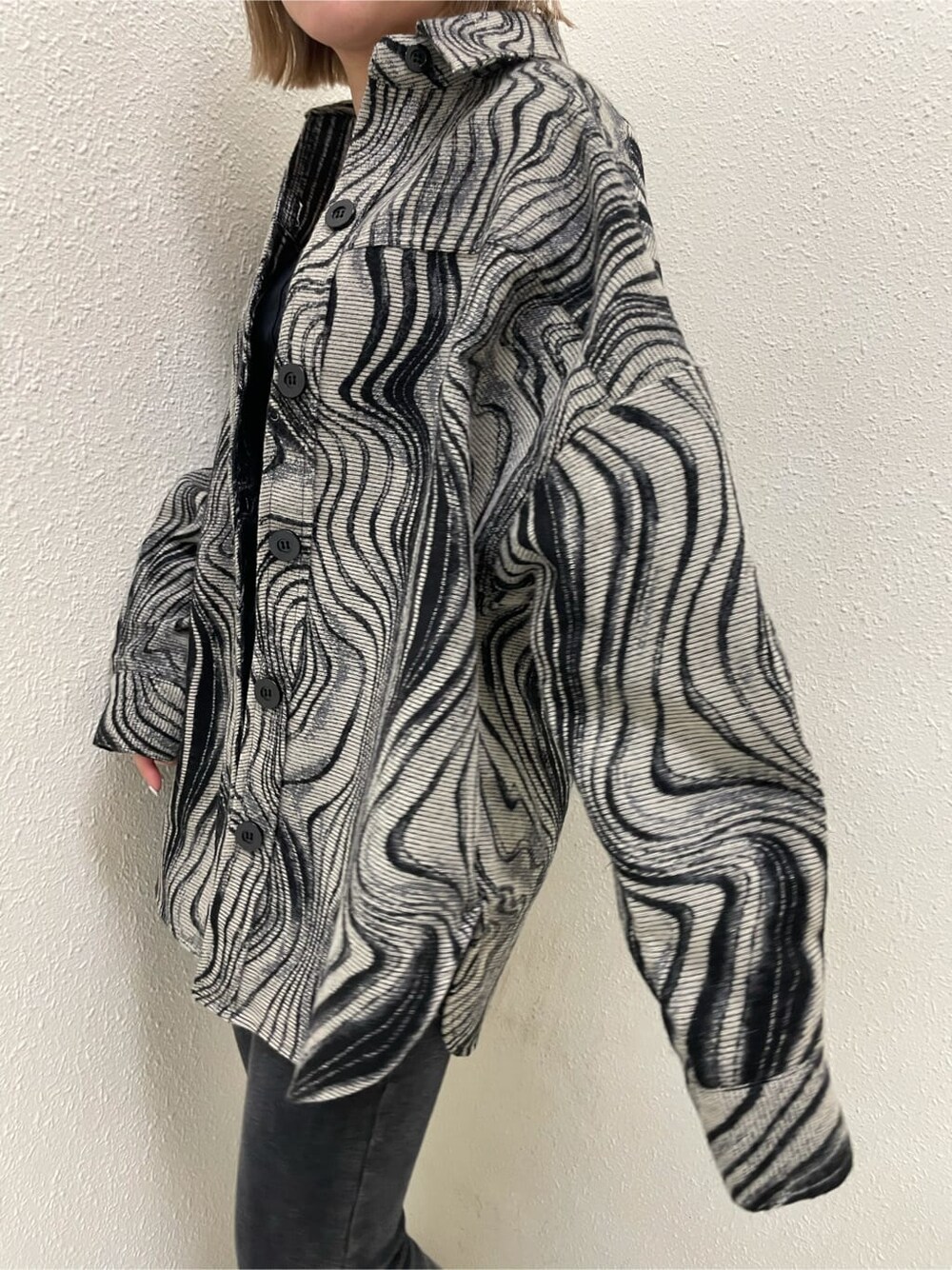 ブラック系のサンダル、その他のブルゾン、グレー系のその他パンツを着用したレディースの秋コーディネートの5枚目の写真