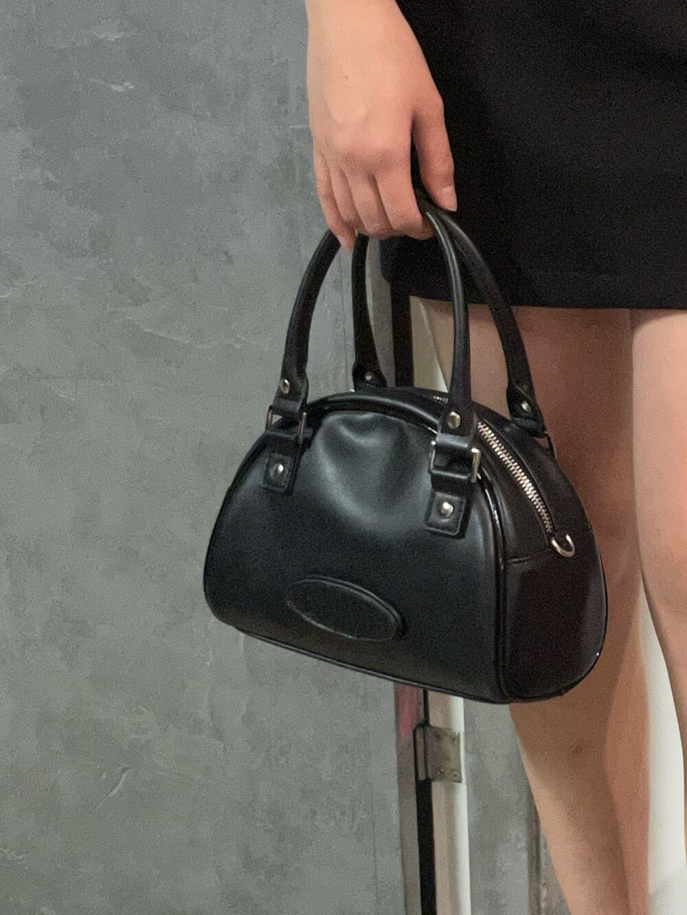 その他のハンドバッグ、ブラック系のスカート、ブラック系のサンダルを着用したレディースの春コーディネートの7枚目の写真