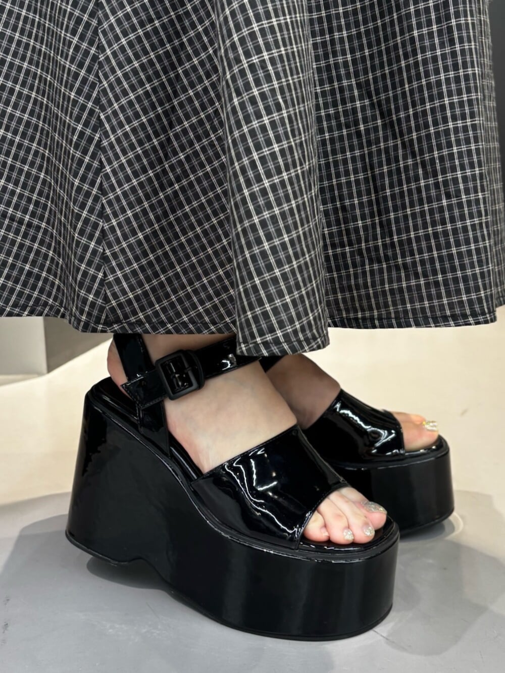 ブラック系のサンダル、ブラック系のショルダーバッグ、その他のワンピースを着用したレディースの夏コーディネートの5枚目の写真