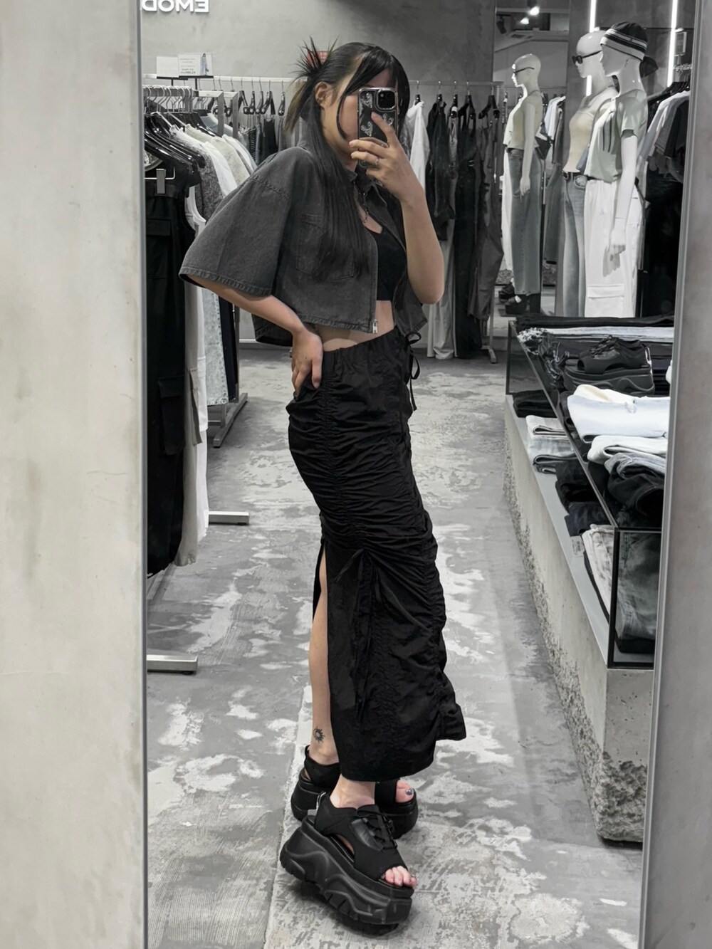 ブラック系のシャツ/ブラウス、ブラック系のサンダル、ブラック系のスカートを着用したレディースの夏コーディネートの2枚目の写真