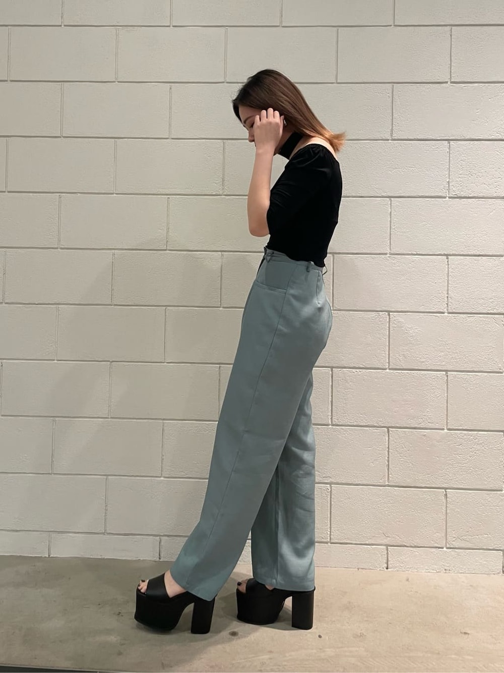 ブラック系のサンダル、ブラック系のTシャツ/カットソー、ブルー系のその他パンツを着用したレディースの春コーディネートの2枚目の写真