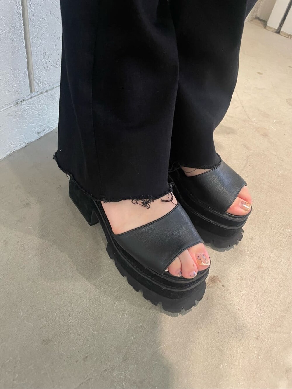 グレー系のシャツ/ブラウス、ブラック系のデニムパンツ、ブラック系のサンダルを着用したレディースの夏コーディネートの6枚目の写真