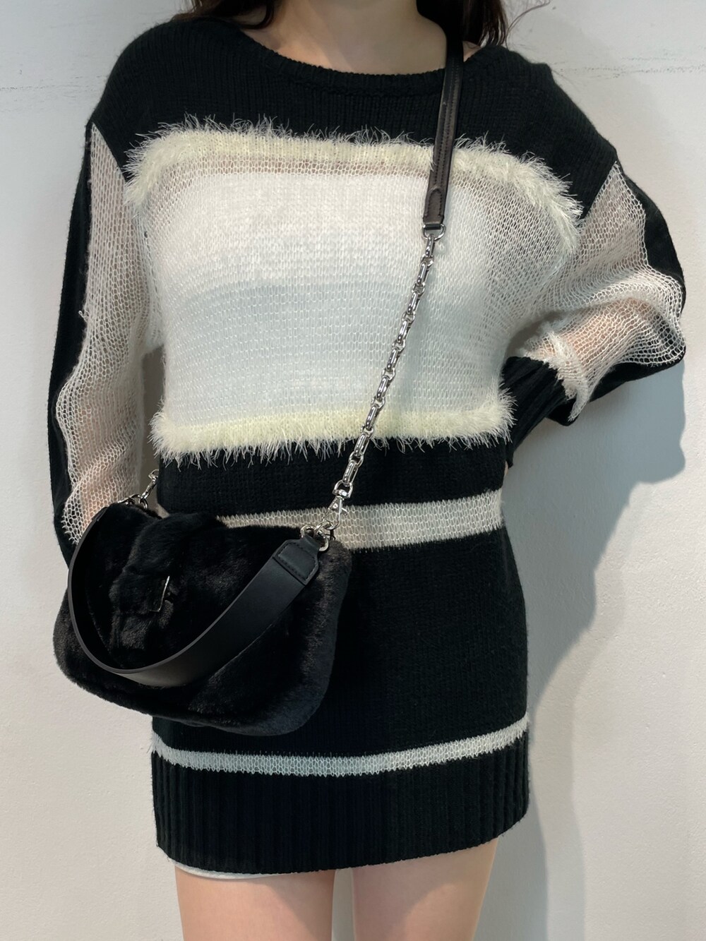 その他のブーツ、その他のニット/セーター、ブラック系のハンドバッグを着用したレディースの夏コーディネートの5枚目の写真