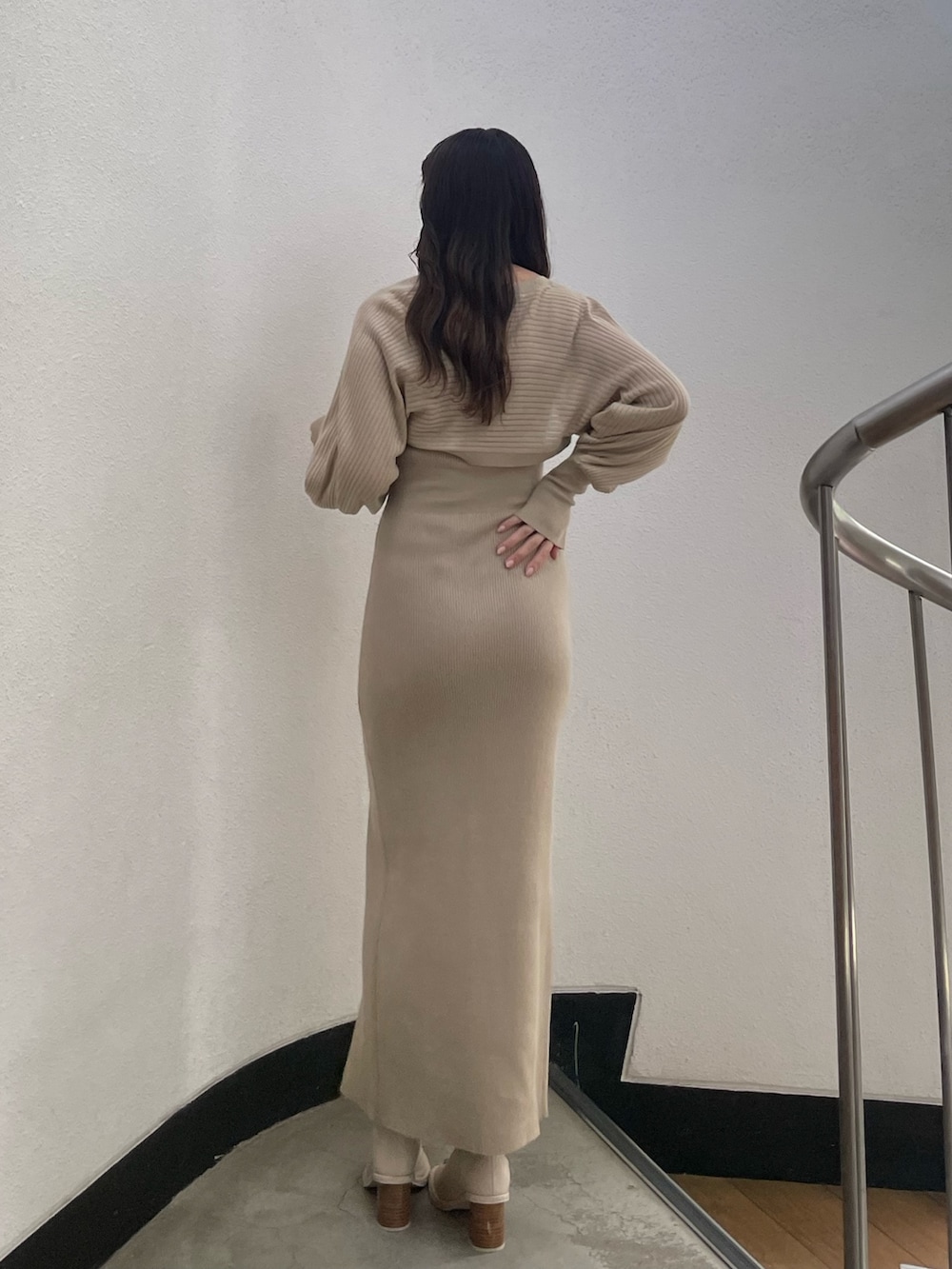 ベージュ系のワンピース、ホワイト系のブーツを着用したレディースの夏コーディネートの3枚目の写真