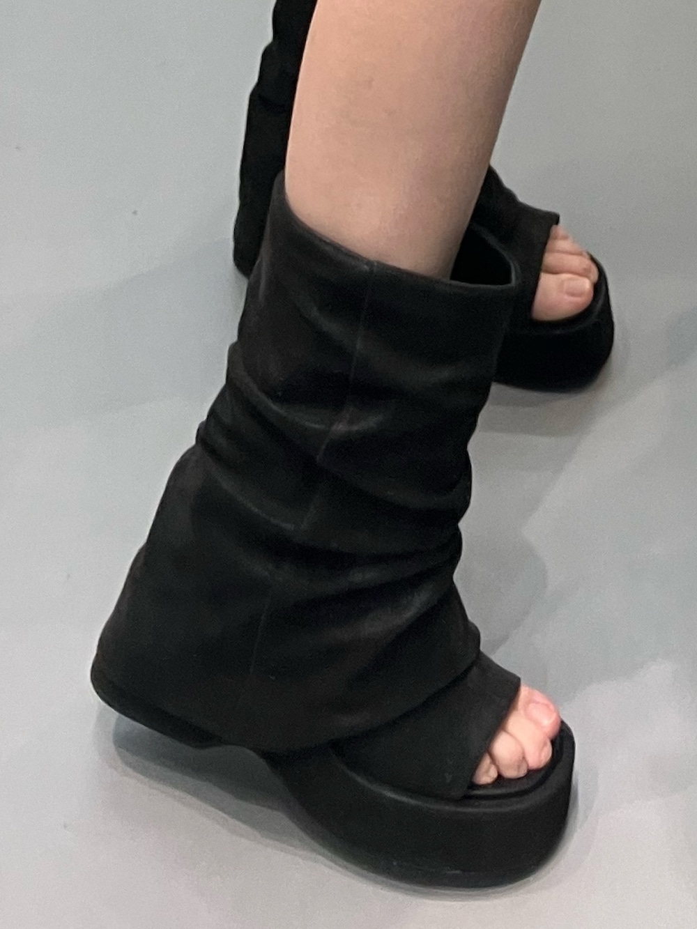 ブラック系のサンダル、グレー系のスカート、ホワイト系のTシャツ/カットソーを着用したレディースの春コーディネートの5枚目の写真