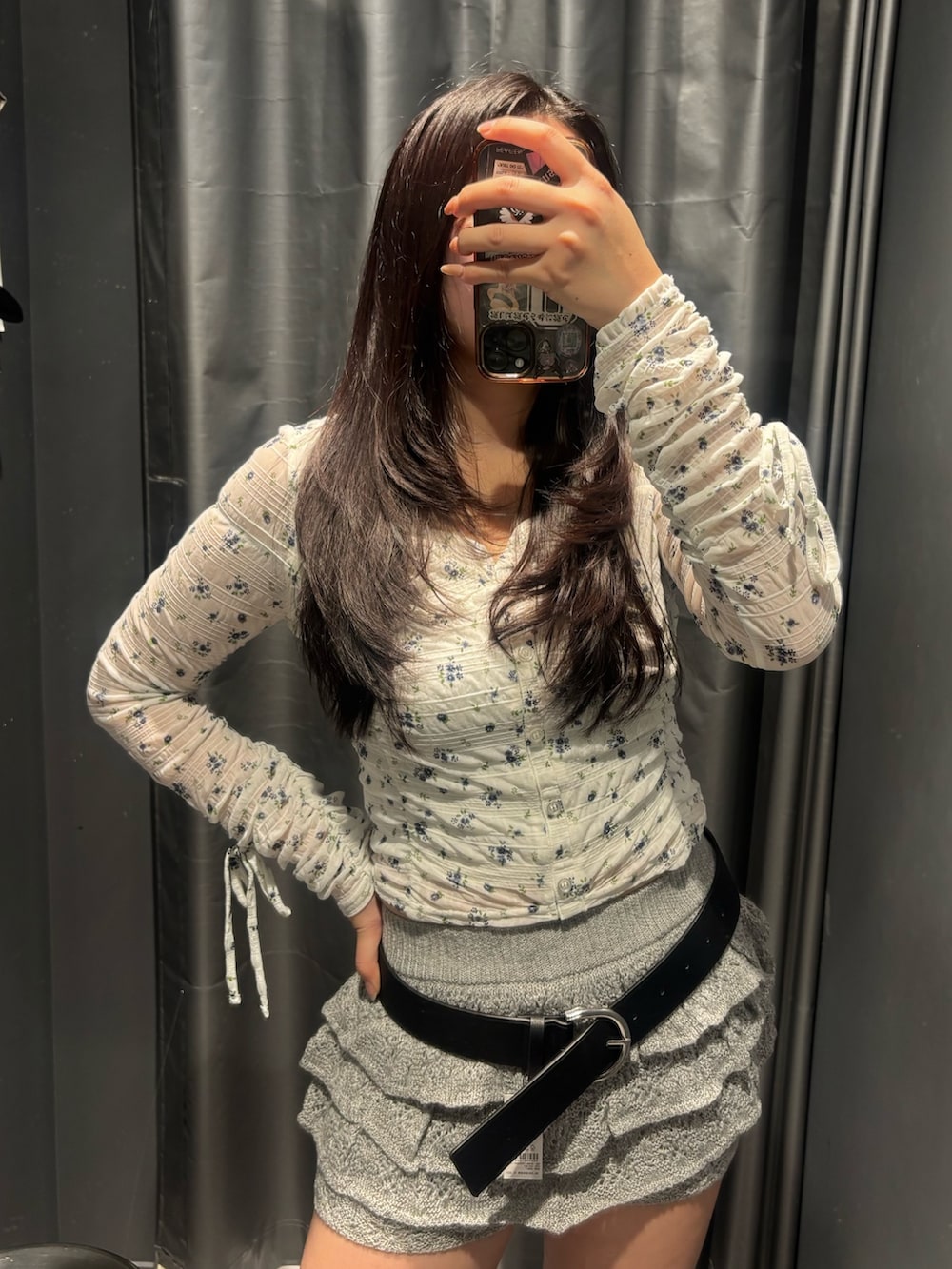 ブラック系のブーツ、グレー系のスカート、ブラック系のTシャツ/カットソーを着用したレディースの冬コーディネートの3枚目の写真