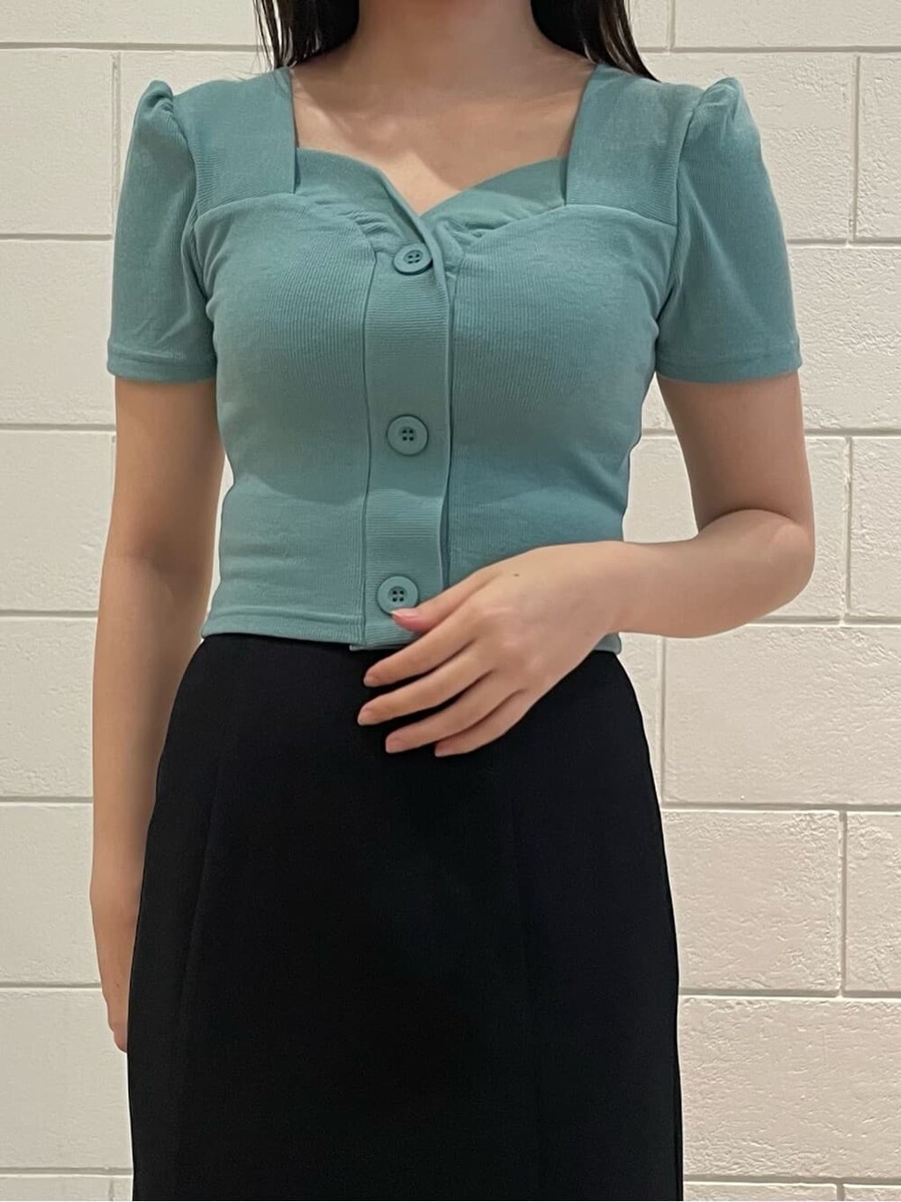 ブラック系のスカート、ブラック系のサンダル、ブルー系のTシャツ/カットソーを着用したレディースの夏コーディネートの3枚目の写真