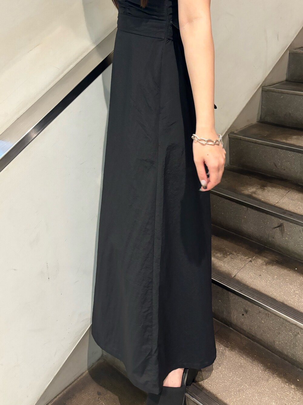 ブラック系のワンピース、ホワイト系のサンダル、ブラック系のタンクトップを着用したレディースの夏コーディネートの7枚目の写真