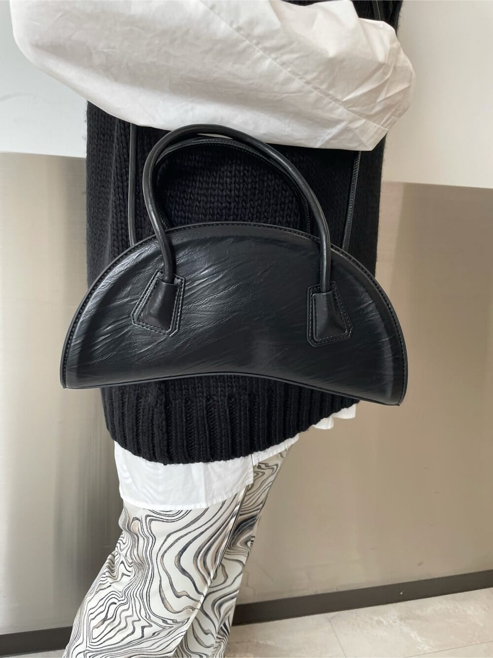 ホワイト系のシャツ/ブラウス、その他のその他パンツ、ブラック系のベストを着用したレディースの秋コーディネートの5枚目の写真