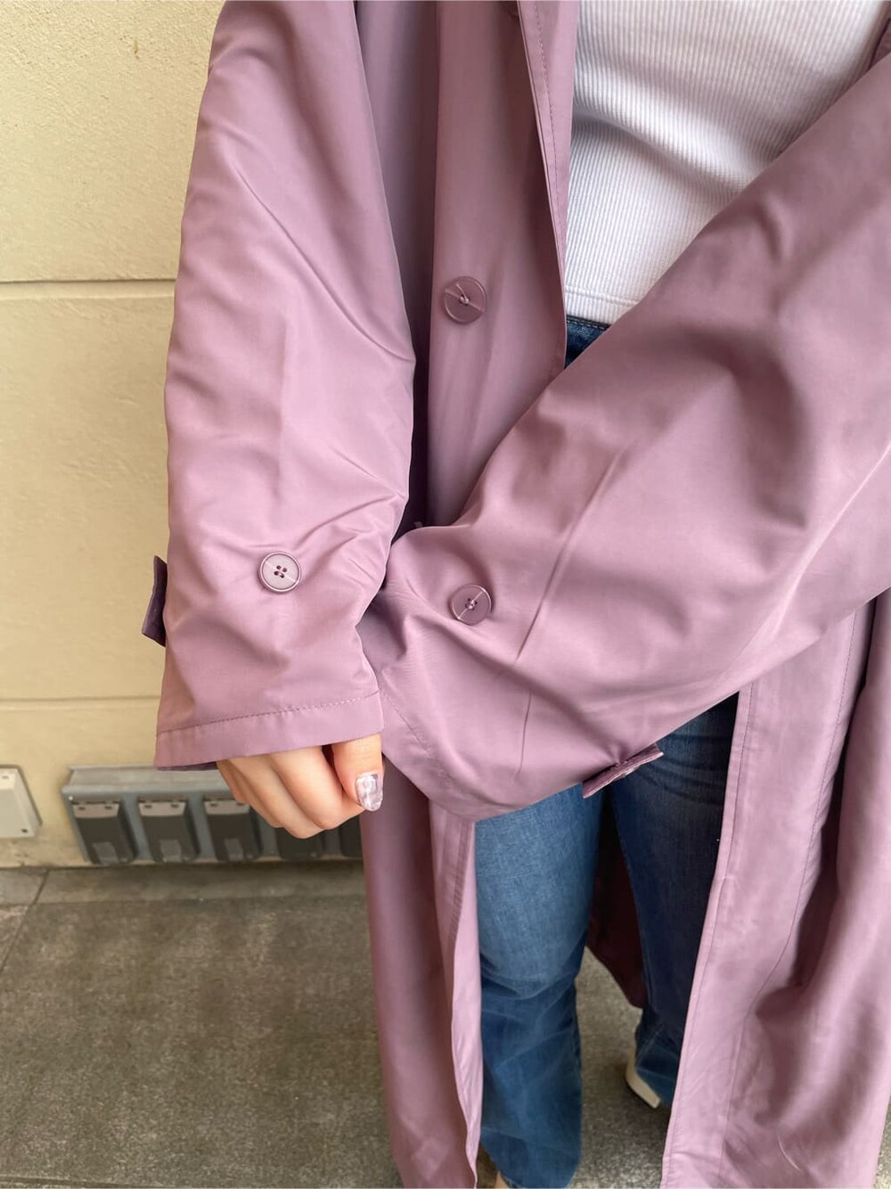 パープル系のトレンチコート、ホワイト系のキャミソール、ホワイト系のサンダルを着用したレディースの春コーディネートの5枚目の写真