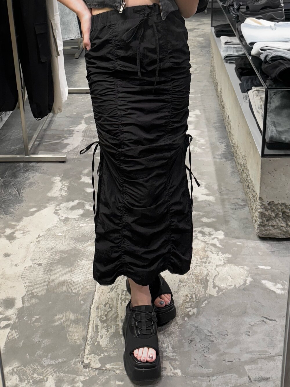 ブラック系のシャツ/ブラウス、ブラック系のサンダル、ブラック系のスカートを着用したレディースの夏コーディネートの4枚目の写真