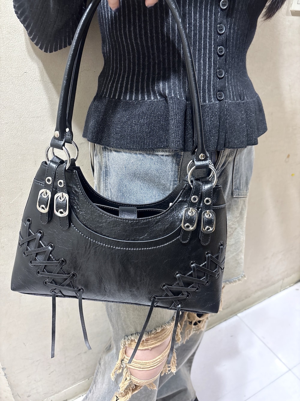 ブラック系のスリッポン、ブルー系のデニムパンツ、ブラック系のニット/セーターを着用したレディースの秋コーディネートの5枚目の写真