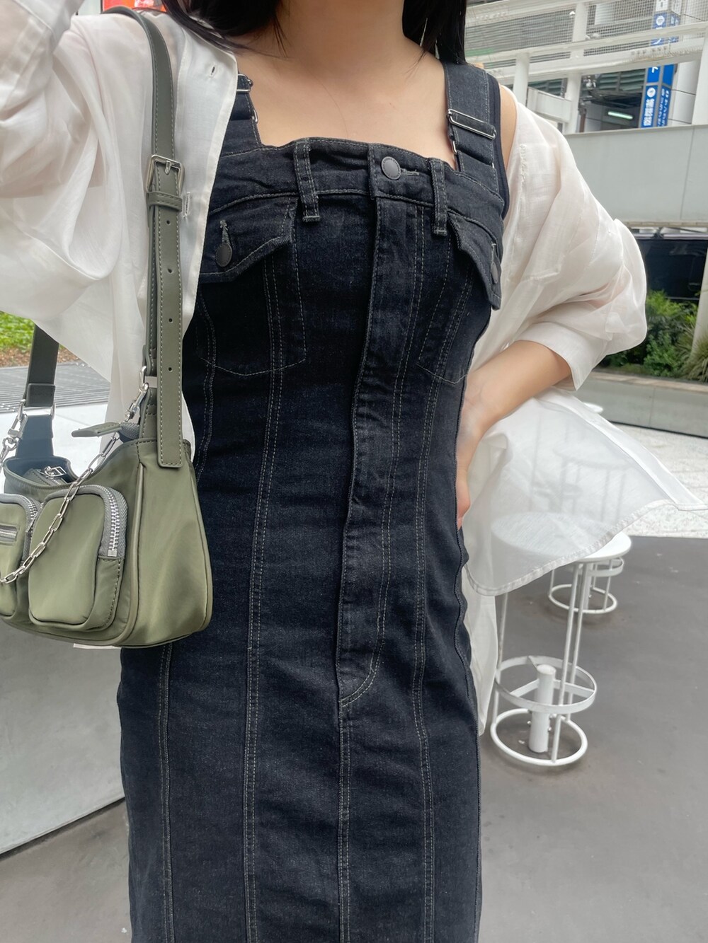 ブラック系のワンピース、ホワイト系のシャツ/ブラウス、ブラック系のサンダルを着用したレディースの夏コーディネートの5枚目の写真