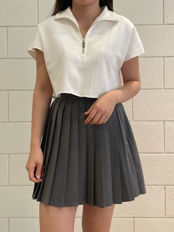 ホワイト系のサンダル、グレー系のスカート、ホワイト系のTシャツ/カットソーを着用したレディースの夏コーディネートの3枚目の写真