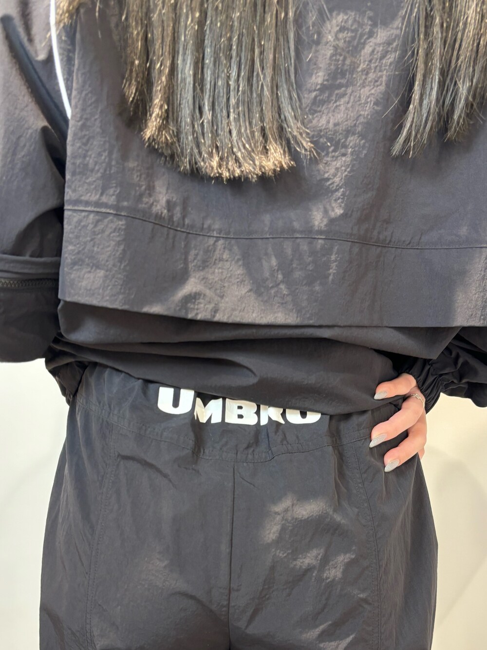 ブラック系のブルゾン、ブラック系のその他パンツ、ブラック系のスニーカーを着用したレディースの春コーディネートの8枚目の写真