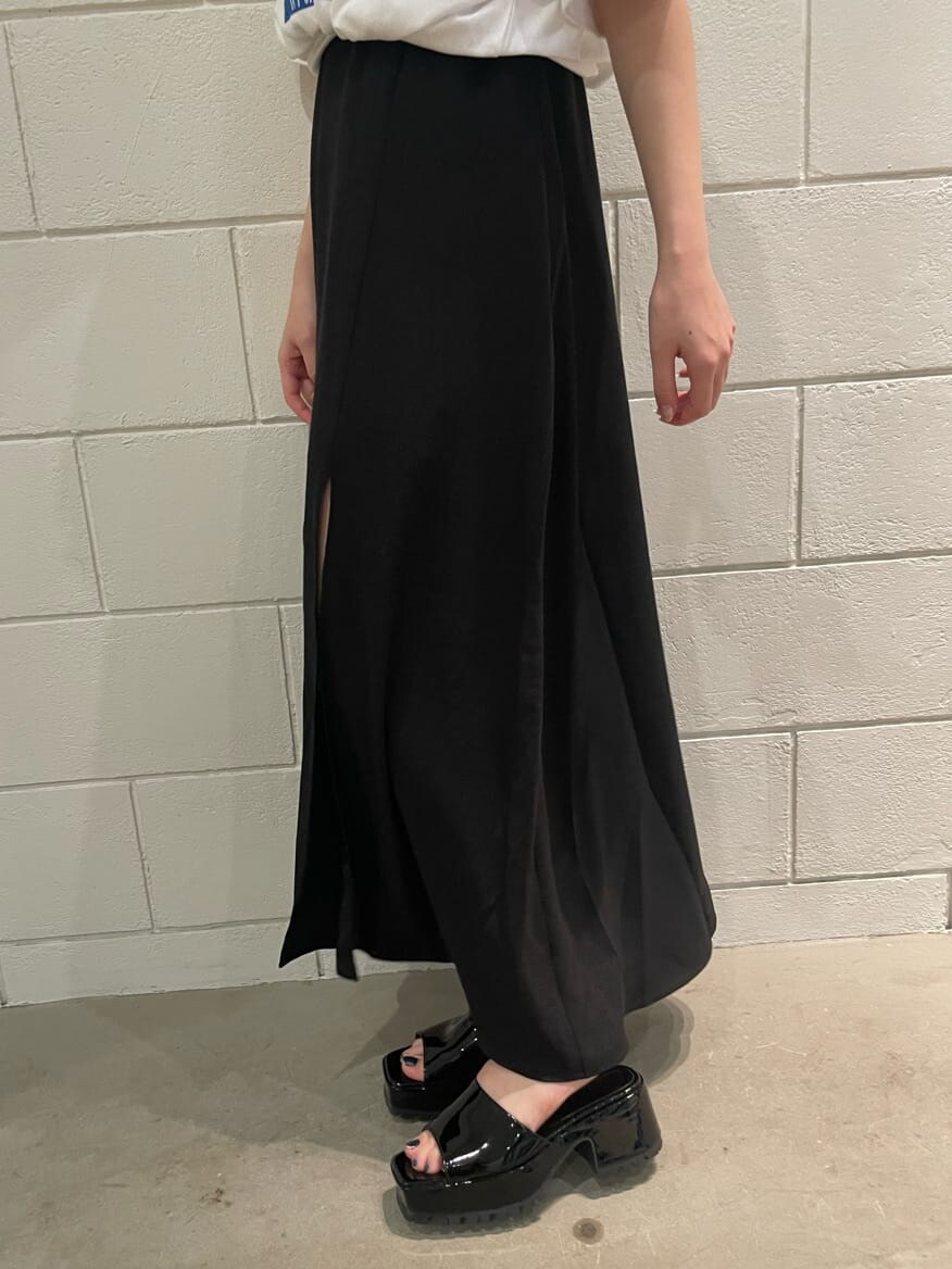 ブラック系のサンダル、ブラック系のワンピース、ホワイト系のTシャツ/カットソーを着用したレディースの春コーディネートの8枚目の写真