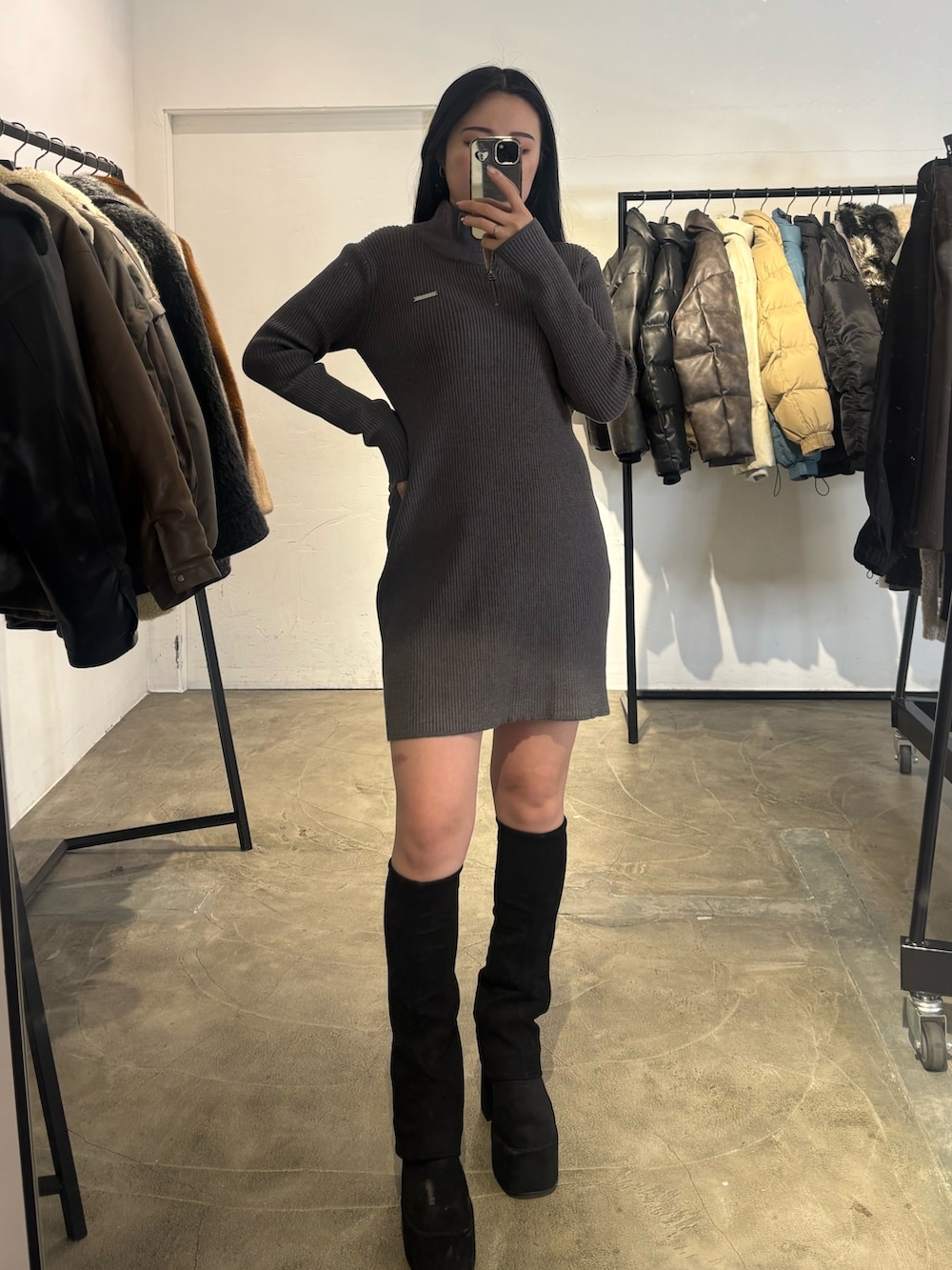 ブラック系のブーツ、グレー系のワンピースを着用したレディースの冬コーディネートの3枚目の写真