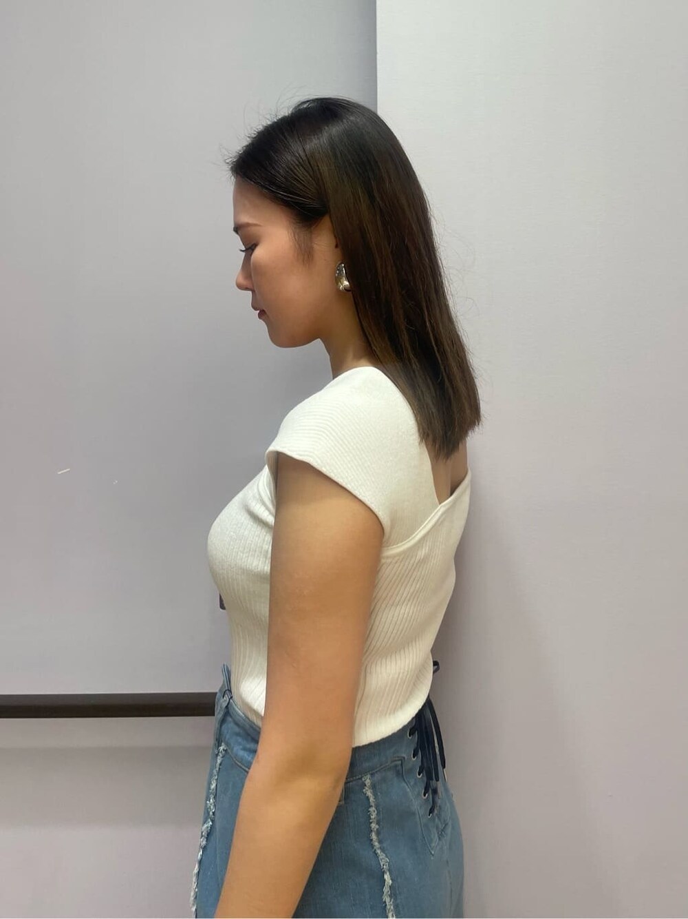 ホワイト系のタンクトップ、ブルー系のスカート、ブラック系のサンダルを着用したレディースの夏コーディネートの4枚目の写真