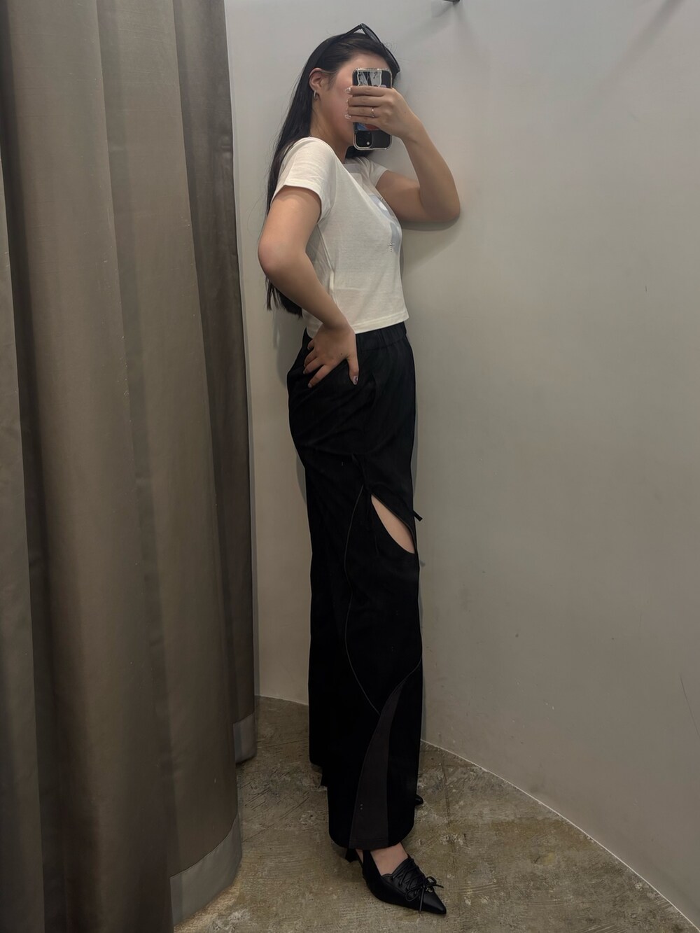 ホワイト系のパンプス、ブラック系のその他パンツ、ホワイト系のTシャツ/カットソーを着用したレディースの夏コーディネートの2枚目の写真