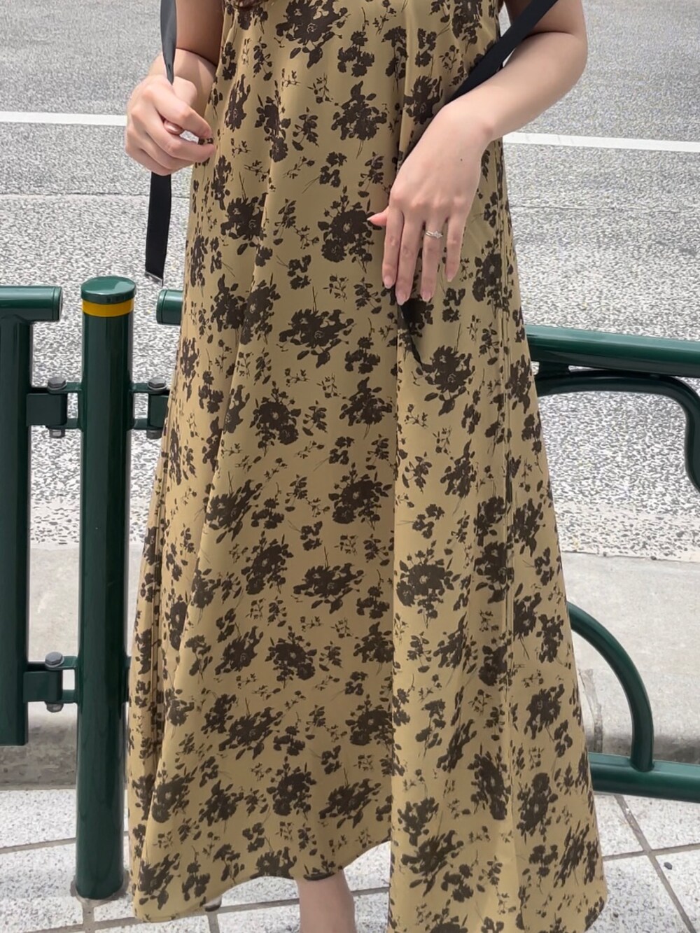 その他のワンピース、ホワイト系のサンダル、ベージュ系のハットを着用したレディースの春コーディネートの6枚目の写真