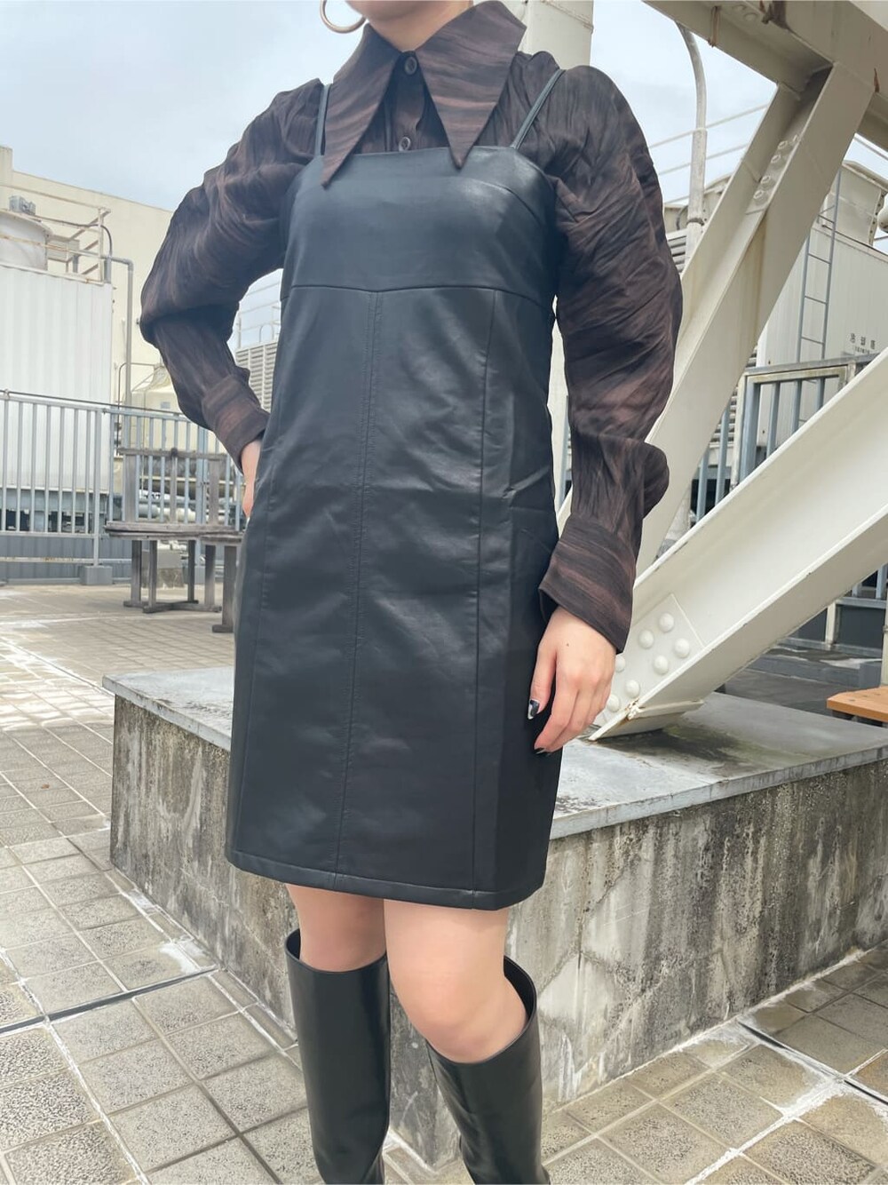 ブラック系のワンピース、その他のシャツ/ブラウス、ブラック系のブーツを着用したレディースの秋コーディネートの3枚目の写真