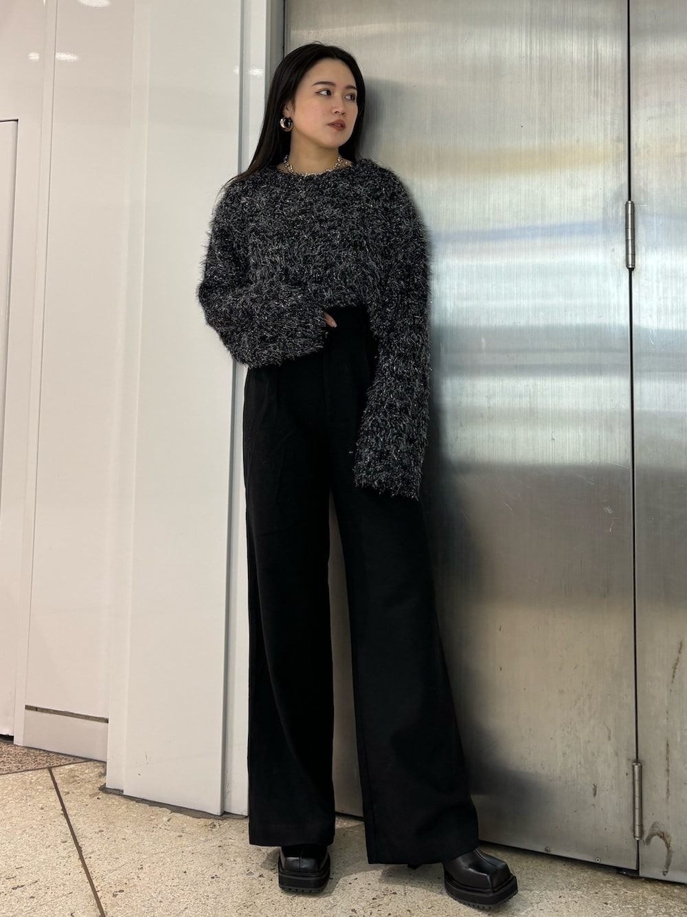 その他のブルゾン、ブラック系のその他パンツ、ブラック系のブーツを着用したレディースの冬コーディネートの9枚目の写真