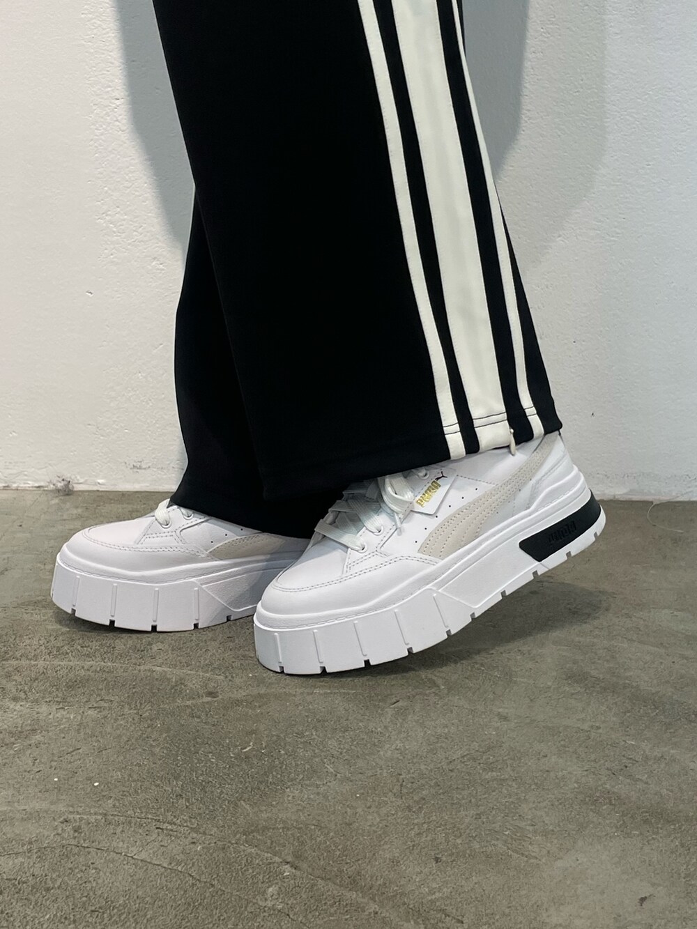 ブラック系のその他パンツ、ホワイト系のTシャツ/カットソー、ブラック系のスニーカーを着用したレディースの夏コーディネートの7枚目の写真