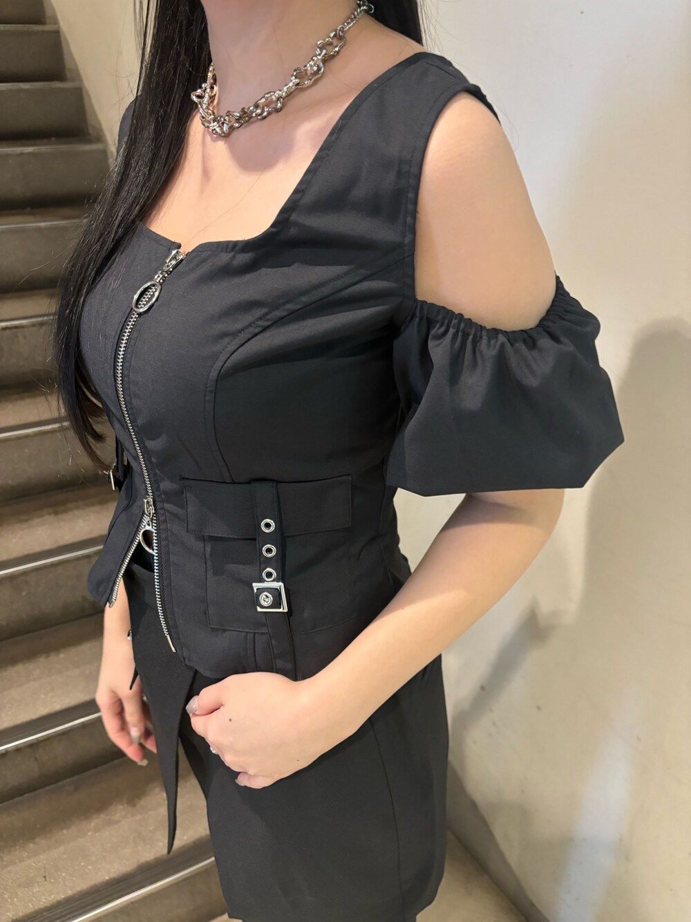 ホワイト系のTシャツ/カットソー、ブラック系のその他パンツ、ブラック系のサンダルを着用したレディースの夏コーディネートの9枚目の写真