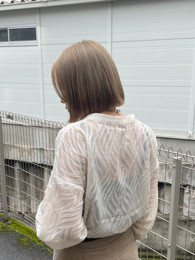 ホワイト系のシャツ/ブラウス、ベージュ系のその他パンツ、その他のパンプスを着用したレディースの秋コーディネートの3枚目の写真