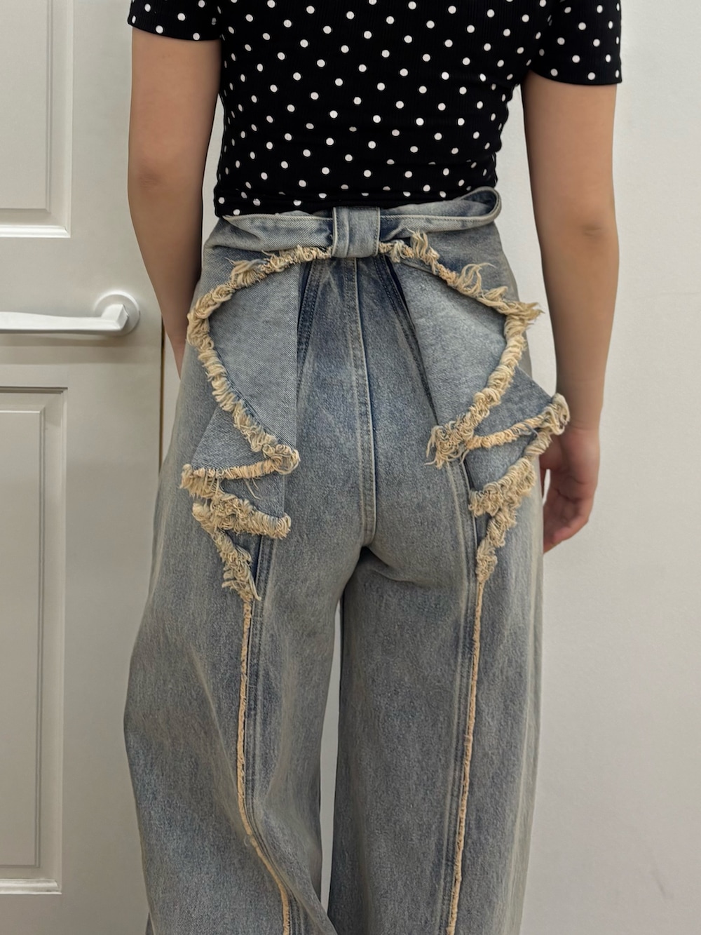 ブラック系のサンダル、ブルー系のデニムパンツ、その他のTシャツ/カットソーを着用したレディースの春コーディネートの5枚目の写真