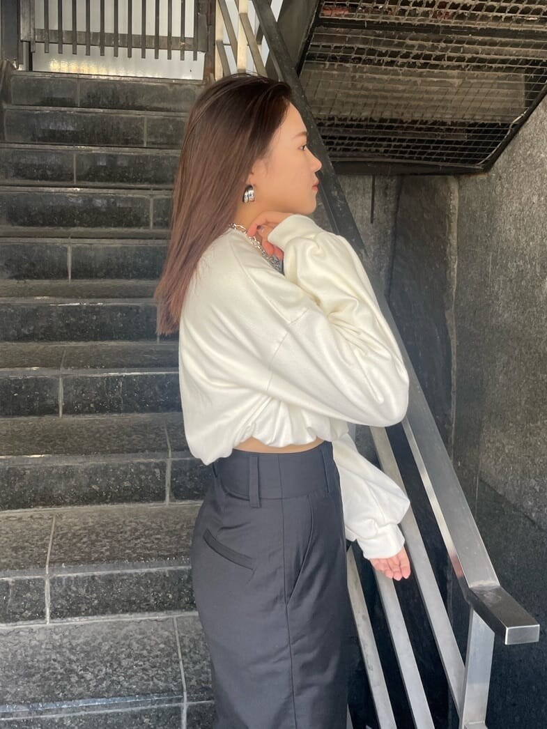 ブラック系のスラックス、ホワイト系のスウェット、シルバー系のネックレスを着用したレディースの秋コーディネートの5枚目の写真