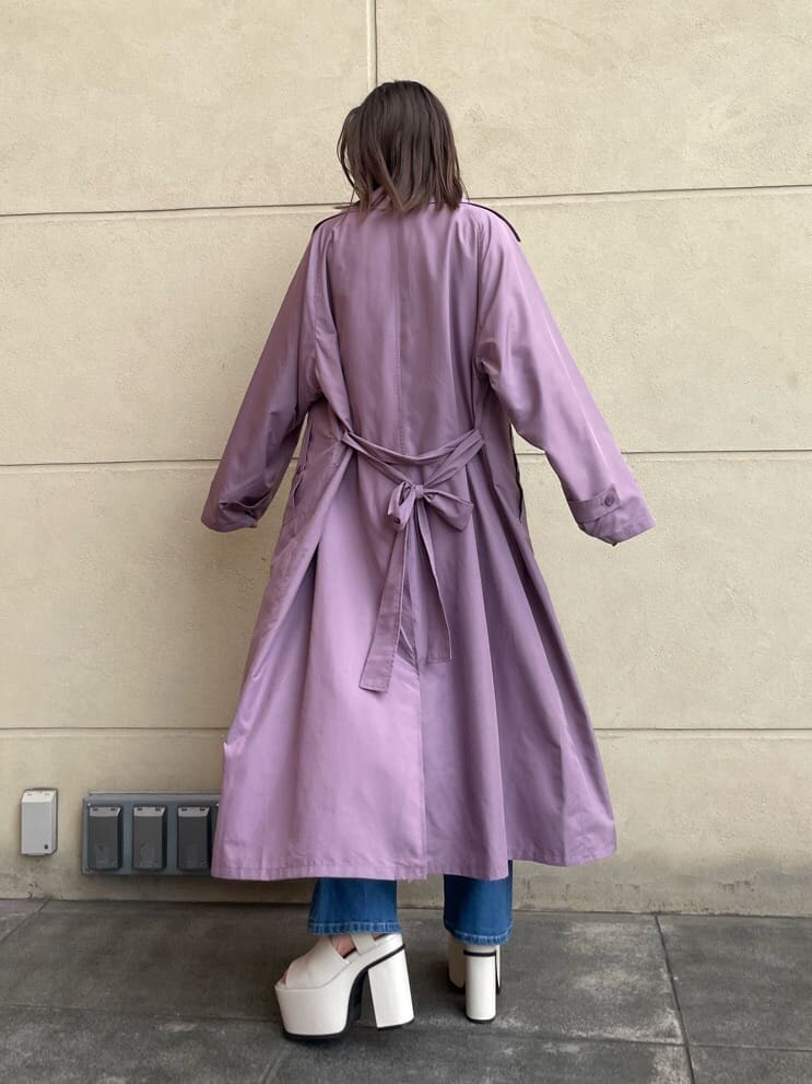 パープル系のトレンチコート、ホワイト系のキャミソール、ホワイト系のサンダルを着用したレディースの春コーディネートの3枚目の写真