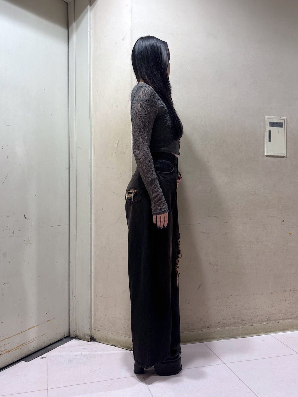 ブラック系のローファー、ブラック系のデニムパンツ、ブラック系のTシャツ/カットソーを着用したレディースの秋コーディネートの2枚目の写真