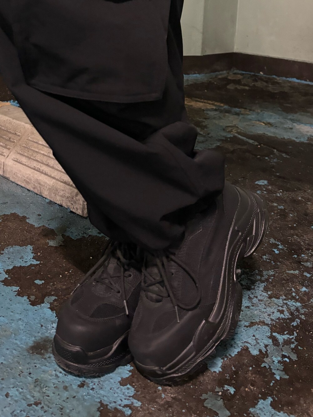 ブラック系のスニーカー、ホワイト系のTシャツ/カットソー、ブラック系のその他パンツを着用したレディースの春コーディネートの8枚目の写真