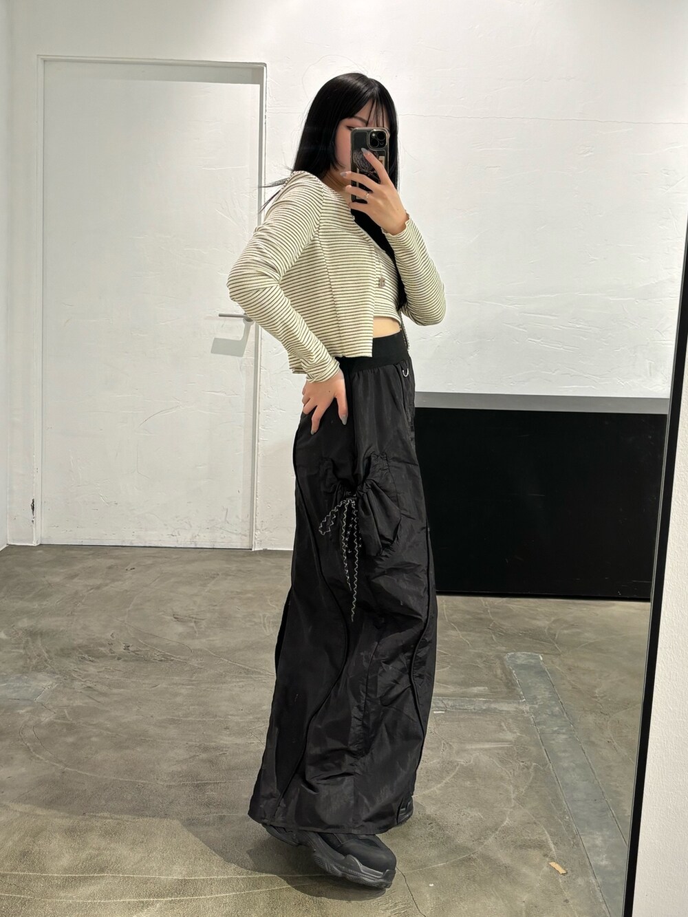 その他のTシャツ/カットソー、ブラック系のスカート、ブラック系のスニーカーを着用したレディースの冬コーディネートの2枚目の写真